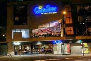 aussenansicht cinestar augsburg in der nacht-red carpet event