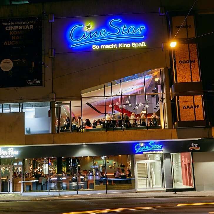 aussenansicht cinestar augsburg in der nacht-red carpet event