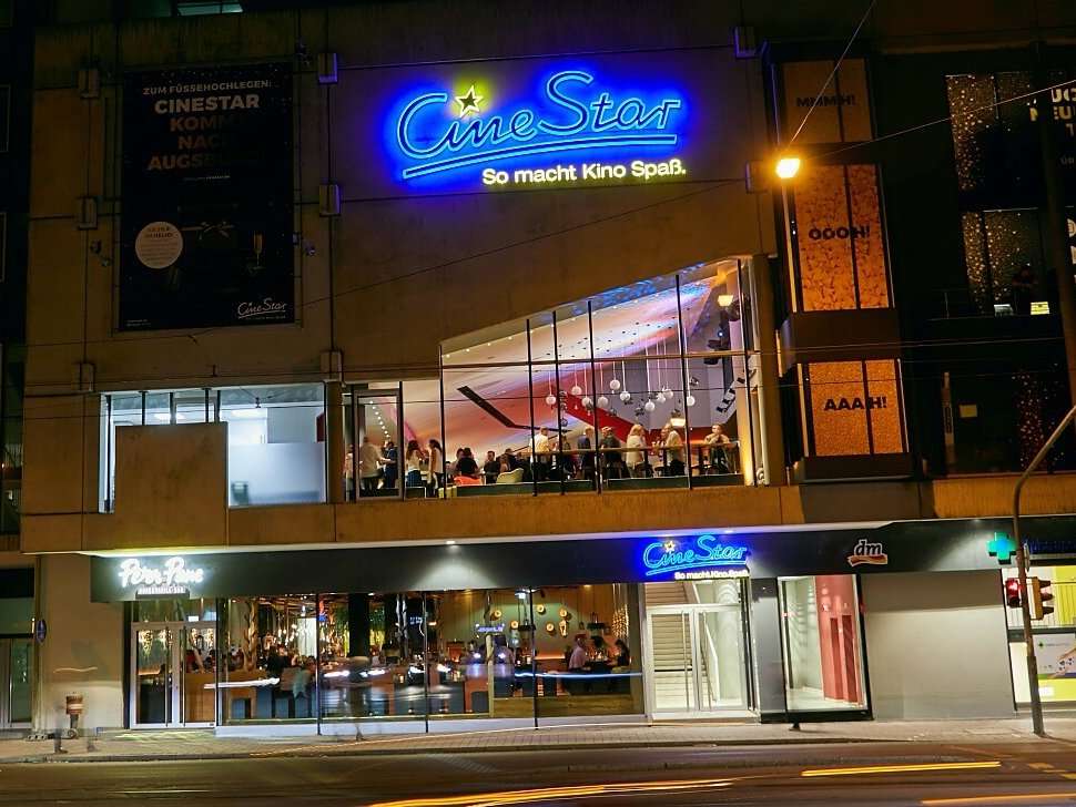 aussenansicht cinestar augsburg in der nacht-red carpet event