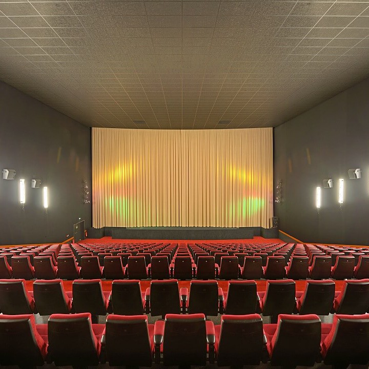 große leinwand im kino für präsentationen und visuelle inhalte bei firmenevents nutzen
