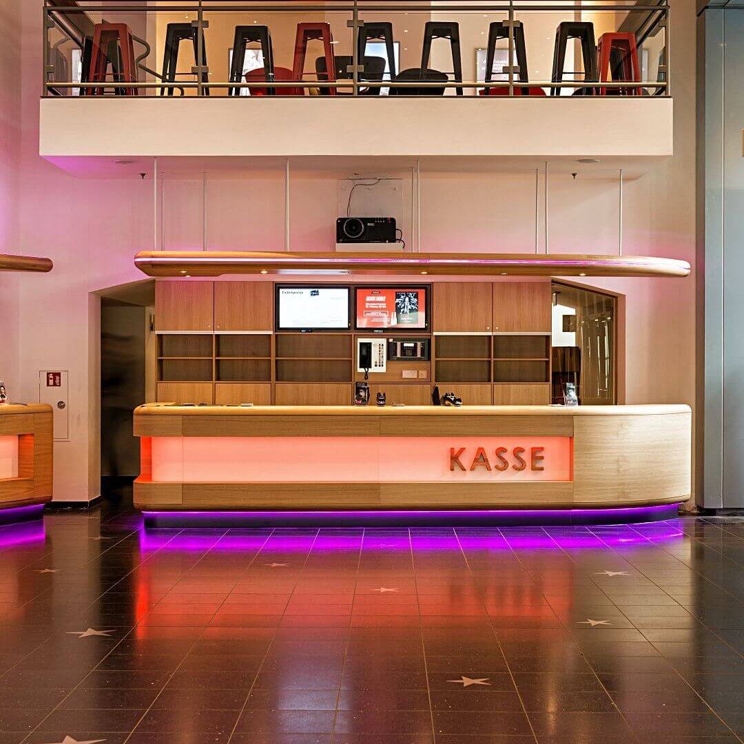 Großzügiges Foyer des Cineplex Bruchsal- red carpet event